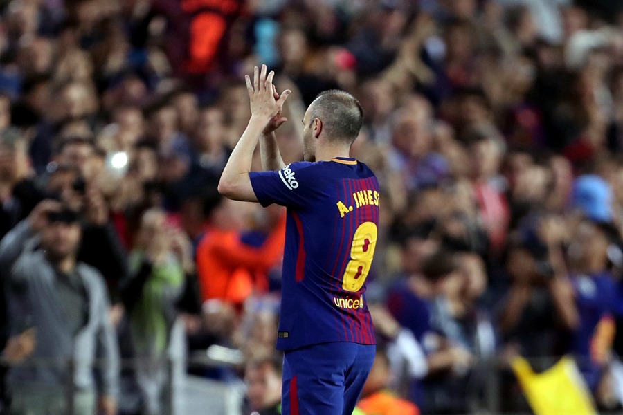 El futbolista Andrés Iniesta celebra un gol.