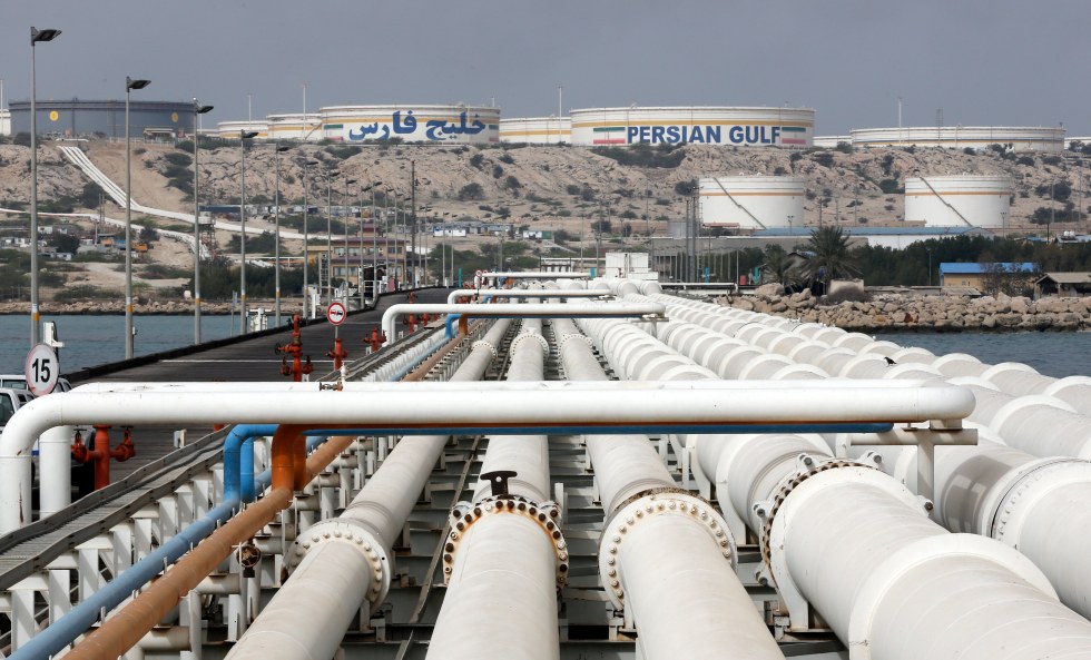 Vista de una refinería de petróleo de Irán, en una fotografía de archivo. EFE/Abedin Taherkenareh