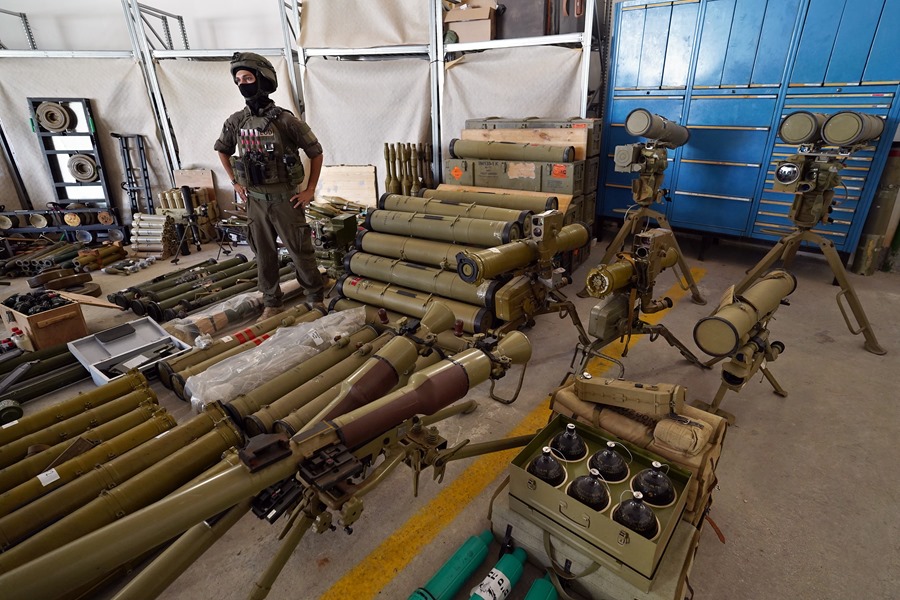 Material militar requisado a Hizbulá en una operación israelí en el Líbano, exhibido por el Ejército israelí