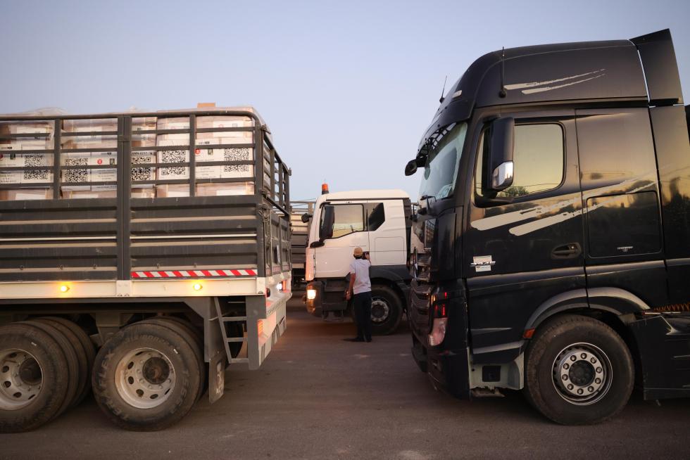 Camiones esperan pasar con ayuda para Gaza por el cruce de Erez, el 21 de octubre de 2024. EFE/Abir Sultan