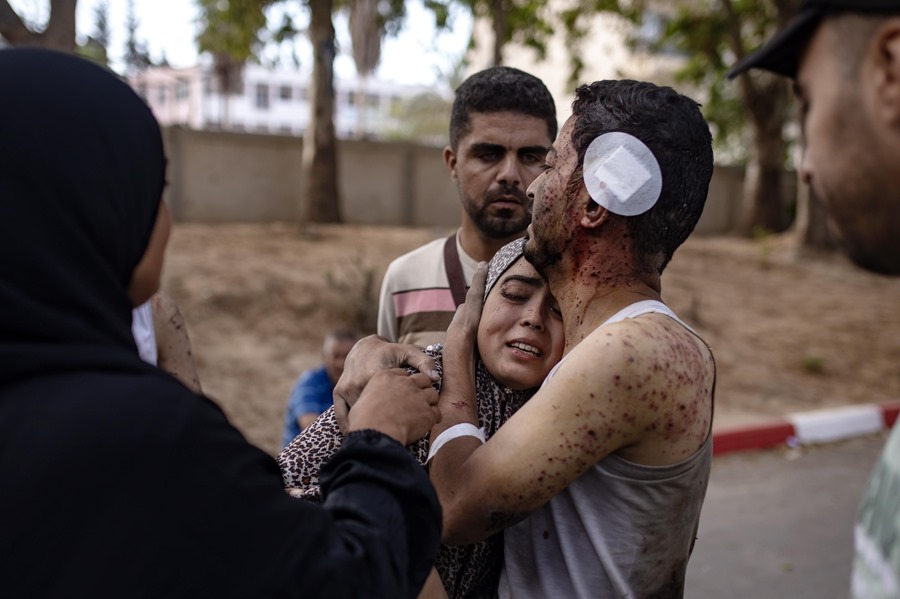 Un palestino herido abraza a su hermana después de sobrevivir a un ataque aéreo israelí en Jan Yunis,