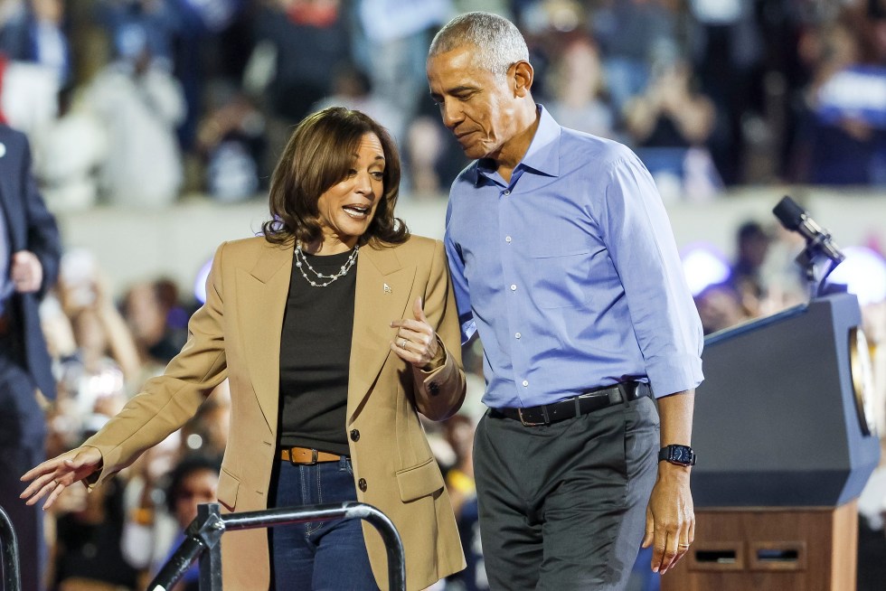 El expresidente estadounidense Barack Obama (d) conversa con la candidata a la Presidencia del Partido Demócrata, Kamala Harris (i), durante un acto electoral, el 24 de octubre de 2024, en Clarkston, Georgia, Estados Unidos. EFE/ Erik S. Lesser