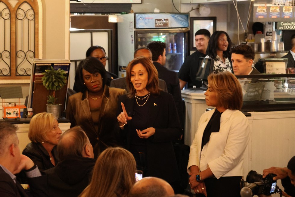 La vicepresidenta y candidata a las elecciones de EE.UU., Kamala Harris, habla con seguidores sobre sus planes para Puerto Rico este domingo, en el restaurante  'Freddy & Tony's' en Filadelfia (EE.UU.). EFE/ Octavio Guzmán