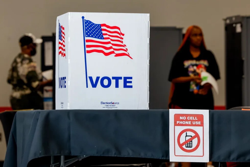 Vista, de este 31 de octubre de 2024, de un puesto de votación en Atlanta, Georgia, uno de los estados bisagra que se disputan Kamala Harris y Donald Trump. EFE/Erik S. Lesser