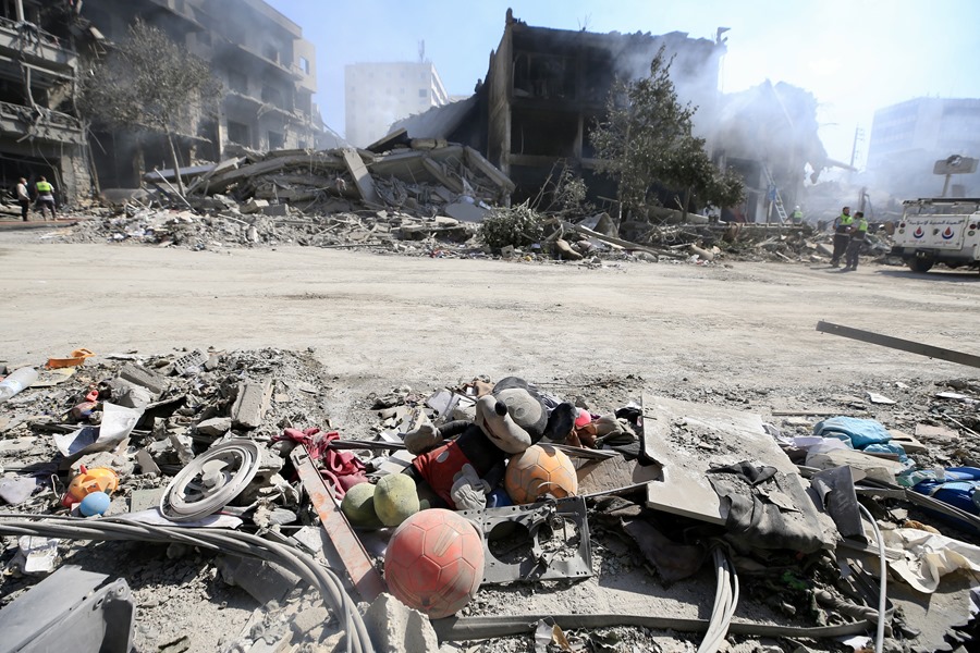 Rescatistas de Líbano inspeccionando edificios destruidos tras un ataque israelí.