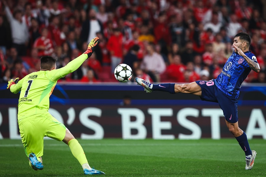 El portero Anatoliy Trubin (i) del Benfica en acción contra Ángel Correa del Atlético de Madrid