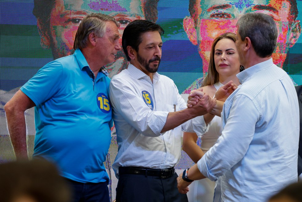 El expresidente de Brasil Jair Bolsonaro (i), durante un acto de campaña junto al actual alcalde de Sao Paulo y candidato a la reelección, Ricardo Nunes (c), y el gobernador del estado de Sao Paulo, Tarcísio de Freitas (d). EFE/ Sebastiao Moreira