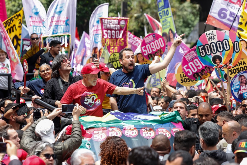 El presidente de Brasil, Luiz Inácio Lula da Silva (i), acompaña a su candidato a la Alcaldía de São Paulo, el diputado Guilherme Boulos (c), este sábado durante un recorrido por las calles de São Paulo (Brasil). EFE/ Sebastiao Moreira