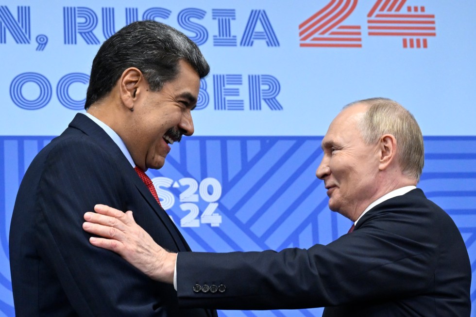 El presidente ruso, Vladímir Putin (d), recibe a su homólogo de Venezuela, Nicolás Maduro (i), durante la cumbre de BRICS, este 23 de octubre de 2024, en Kazán. EFE/Alexander Nemenov/Pool