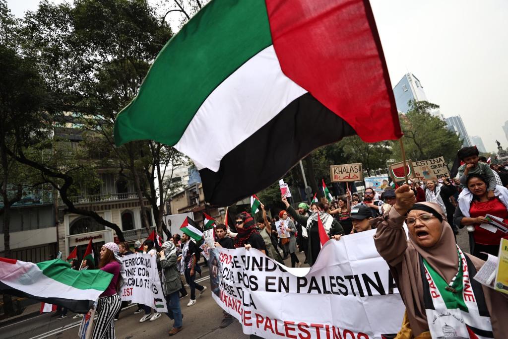 Mexicanos piden a Sheinbaum romper relaciones con Israel, a un año de la guerra en Gaza - manifestacion-en-cdmx-contra-guerra-de-israel-contra-palestina-1024x683