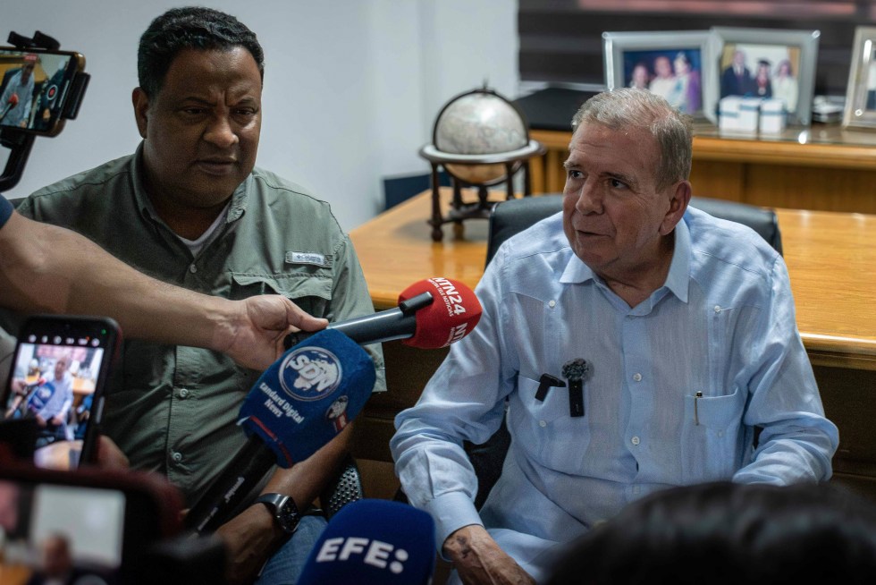 El líder de la oposición de Venezuela Edmundo González Urrutia (d), junto al alcalde de Maracaibo, Rafael Ramírez Colina, en una fotografía de archivo. EFE/ Luis Carlos Sánchez