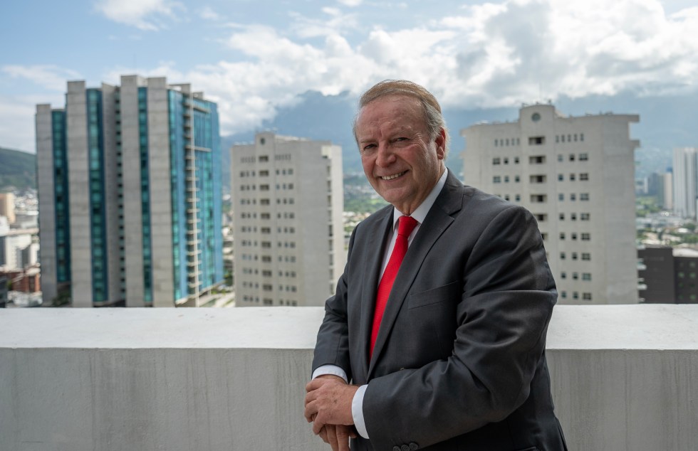 El empresario mexicano, activista y fundador del movimiento anti-López Obrador (Frena), Gilberto de Jesús Lozano González, posa al término de una entrevista con EFE en la ciudad de Monterrey (México), en la que defiende la independencia del norte de México. EFE/Miguel Sierra