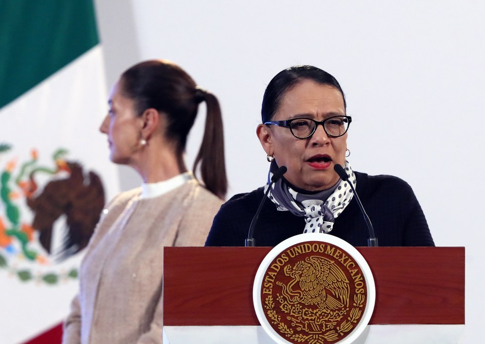 La secretaria de Gobernación (SG) de México, Rosa Icela Rodríguez habla sobre las elecciones judiciales este lunes durante una conferencia de prensa en Palacio Nacional de la Ciudad de México (México). EFE/Mario Guzmán