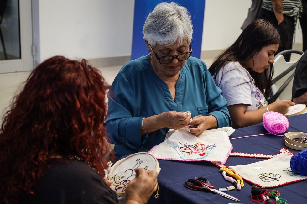 Integrantes de la organización civil Centro 32 participan con migrantes en talleres de costura, el 4 de octubre de 2024, en la ciudad de Tijuana, Baja California (México). EFE/Joebeth Terríquez