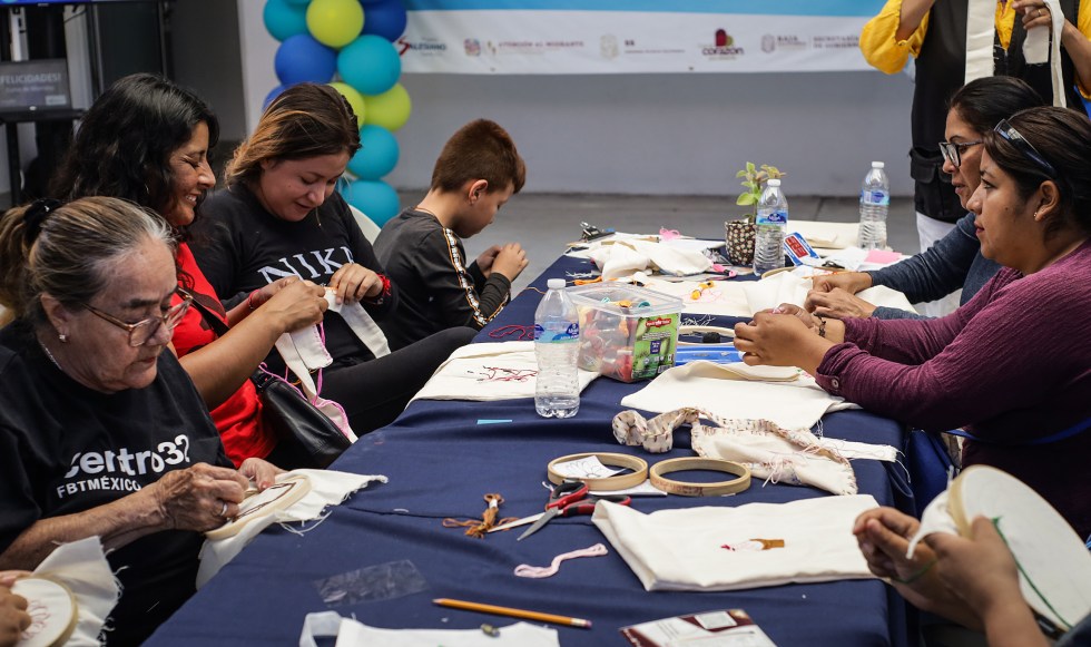 Integrantes de la organización civil Centro 32 participan con migrantes en talleres de costura, el 4 de octubre de 2024, en la ciudad de Tijuana, Baja California (México). EFE/Joebeth Terríquez