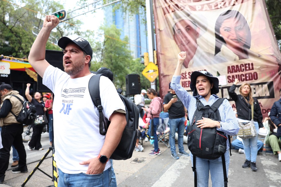 Fotografía de archivo de una protesta contra la reforma al Poder Judicial en los alrededores del Senado de la República, en Ciudad de México (México). EFE/ Sáshenka Gutiérrez