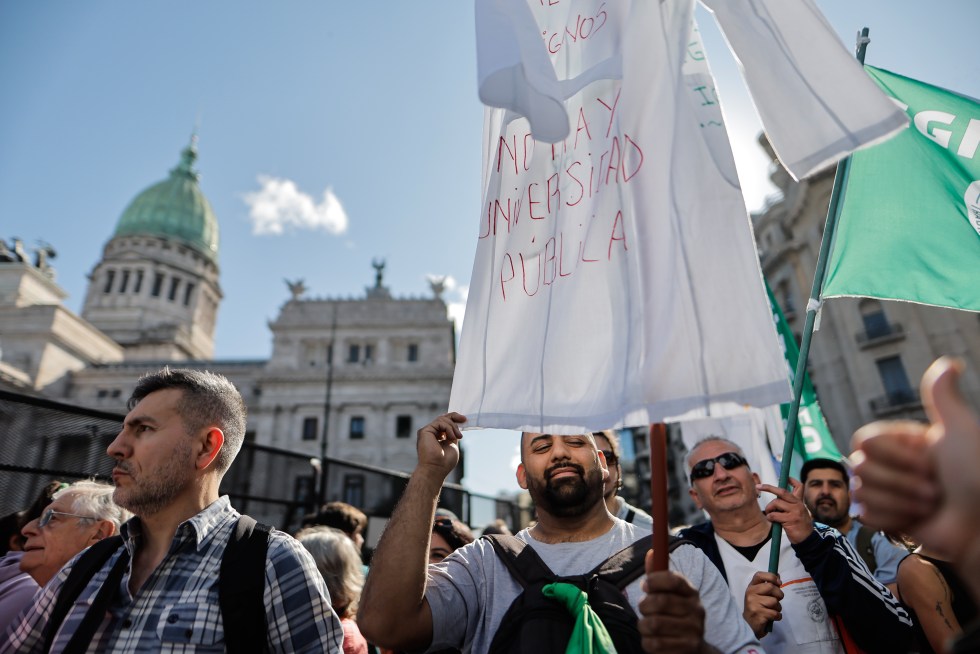 Personas participan en una marcha, el 2 de octubre de 2024, contra la decisión del presidente Javier Milei de vetar la ley de financiación de las universidades públicas, en Buenos Aires (Argentina). EFE/ Juan Ignacio Roncoroni