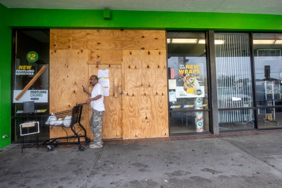 Una persona compra provisiones en una tienda para prepararse ante la llegada del huracán Milton, este 9 de octubre de 2024, en Bradenton, Florida (EE.UU.). EFE/Cristóbal Herrera