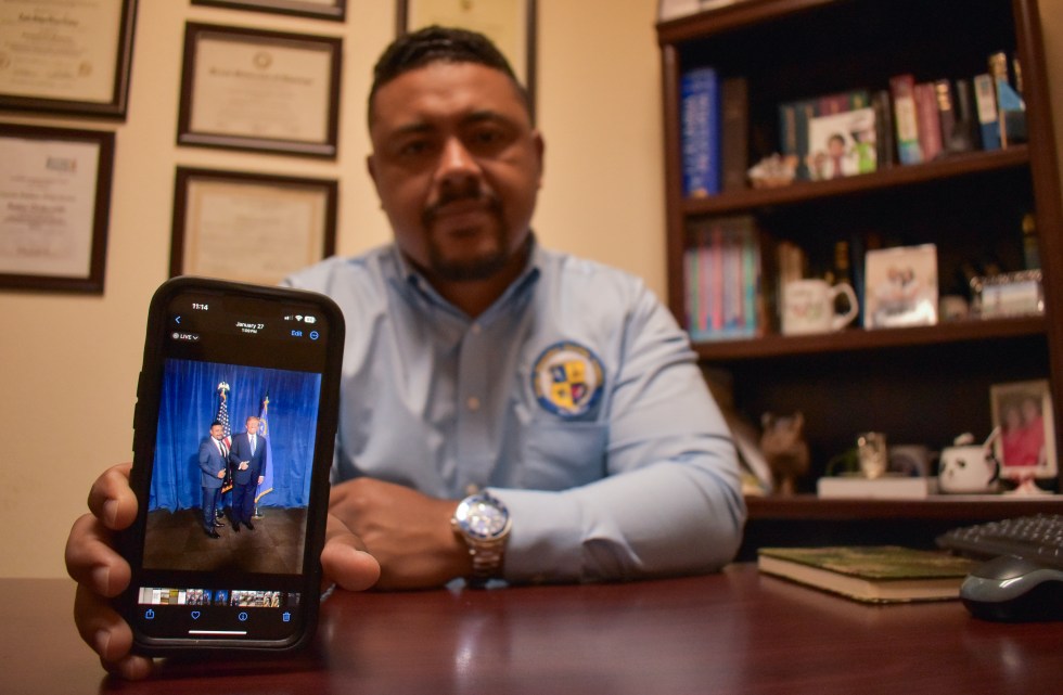 El pastor evangelista colombiano residente en Henderson, Camilo Pérez, posa para una foto durante una entrevista con EFE sobre su intención de voto como latino, el 3 de octubre de 2024, en Las Vegas, Nevada (EE.UU.). EFE/ Mónica Rubalcava