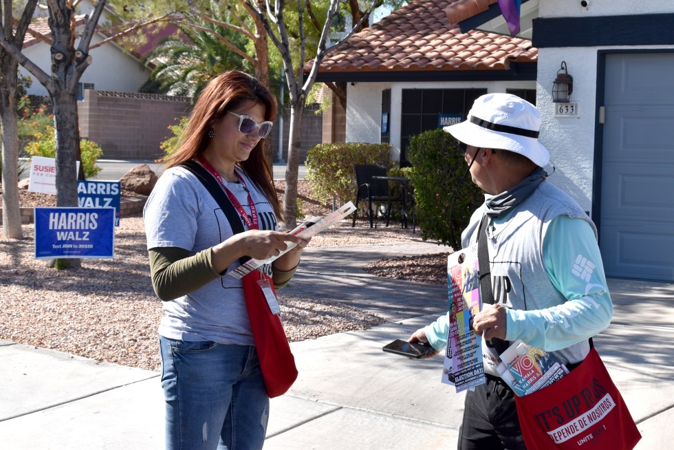 Fotografía del 1 de octubre de 2024 de George Escarero y Perla Puente, miembros de la Unión de Trabajadores Culinarios de Las Vegas, Nevada, donde la lucha por la Presidencia entre Trump y Harris es cerrada. EFE/ Mónica Rubalcava