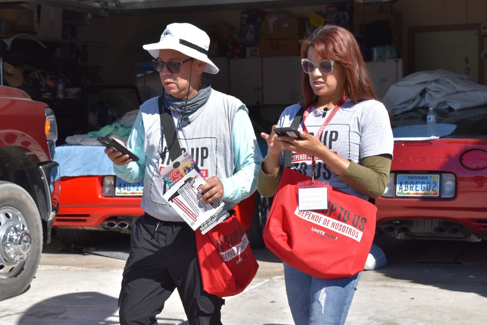 Fotografía del 1 de octubre de 2024 de George Escarero y Perla Puente, miembros de la Unión de Trabajadores Culinarios de Las Vegas, Nevada, donde la lucha por la Presidencia entre Trump y Harris es cerrada. EFE/ Mónica Rubalcava