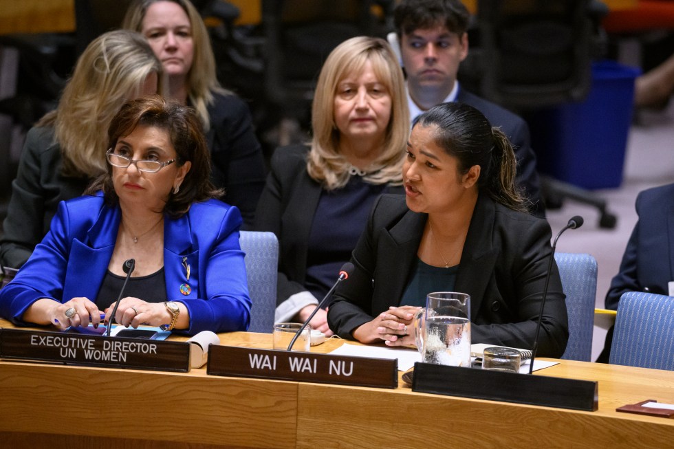 Fotografía cedida por la ONU donde aparece la fundadora y directora ejecutiva de la Red de Mujeres por la Paz, Wai Wai Nu (d), mientras habla junto a la directora ejecutiva de ONU Mujeres, Sima Bahous (i), durante una reunión del Consejo de Seguridad. EFE/ Loey Felipe/ONU