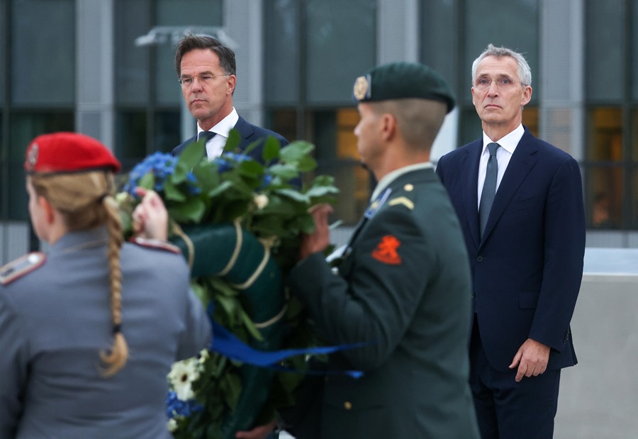 Mark Rutte (L) and Jens Stoltenberg