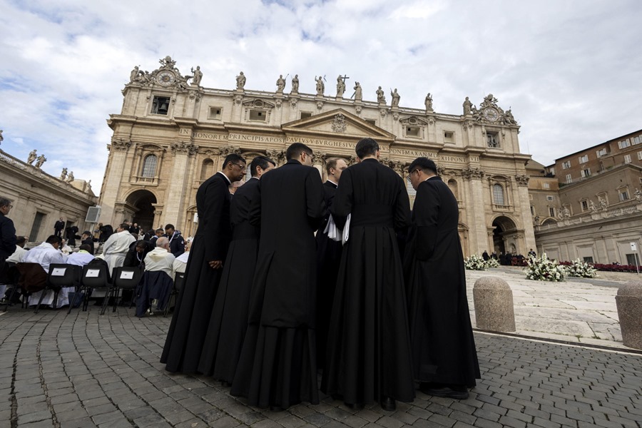 Fieles y prelados esperan la Santa Misa y canonización de 14 santos celebrada por el papa Francisco, en la Plaza de San Pedro, de la Ciudad del Vaticano.