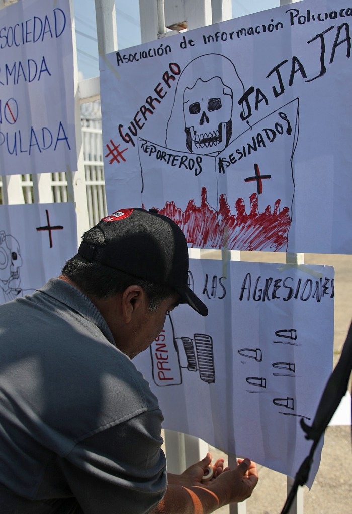 Periodistas protestan en Guerrero por asesinatos de Mauricio Cruz y Paty Bunbury - periodistas-protestan-en-guerrero-por-asesinatos-de-mauricio-cruz-y-paty-bunbury-2-700x1024