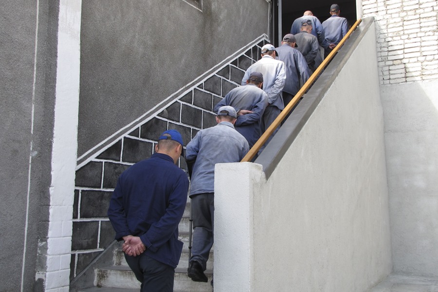 Prisioneros rusos se dirigen a almorzar a la cantina en un centro de internamiento cerca de Leópolis, Ucrania