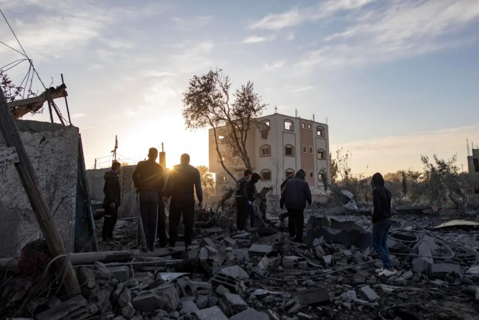 Palestinos entre los escombros tras ataques aéreos israelíes en Khan Younis, sur de la Franja de Gaza.