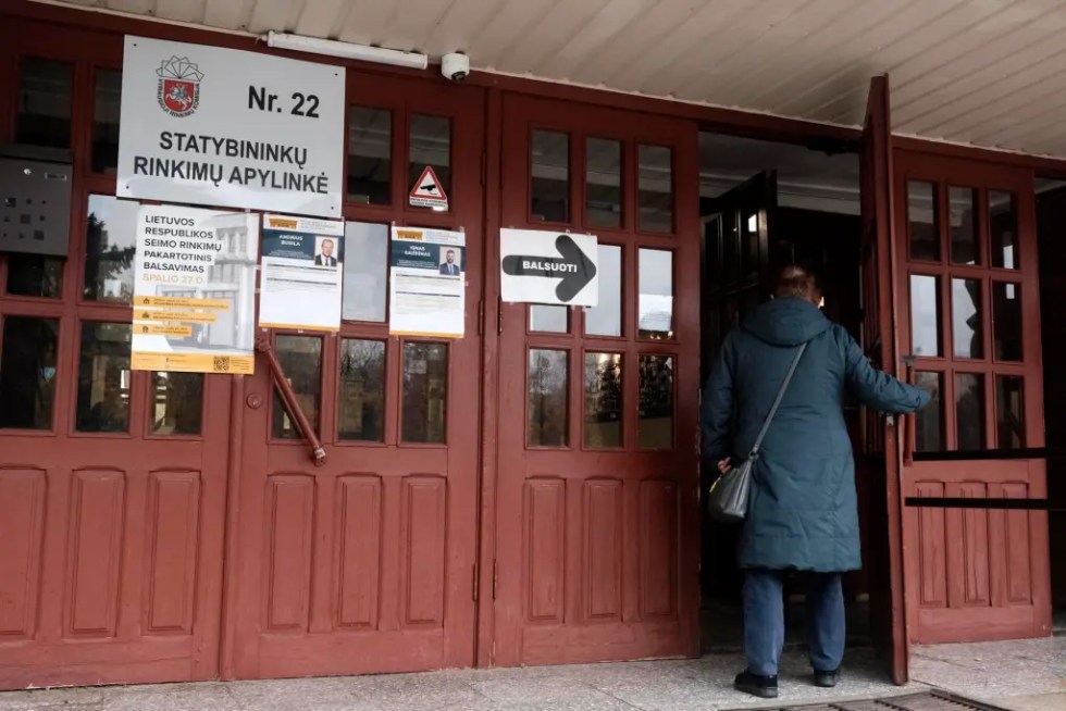 Una persona entra en un colegio electoral durante la segunda vuelta de las elecciones parlamentarias en Panevezys Lituania.