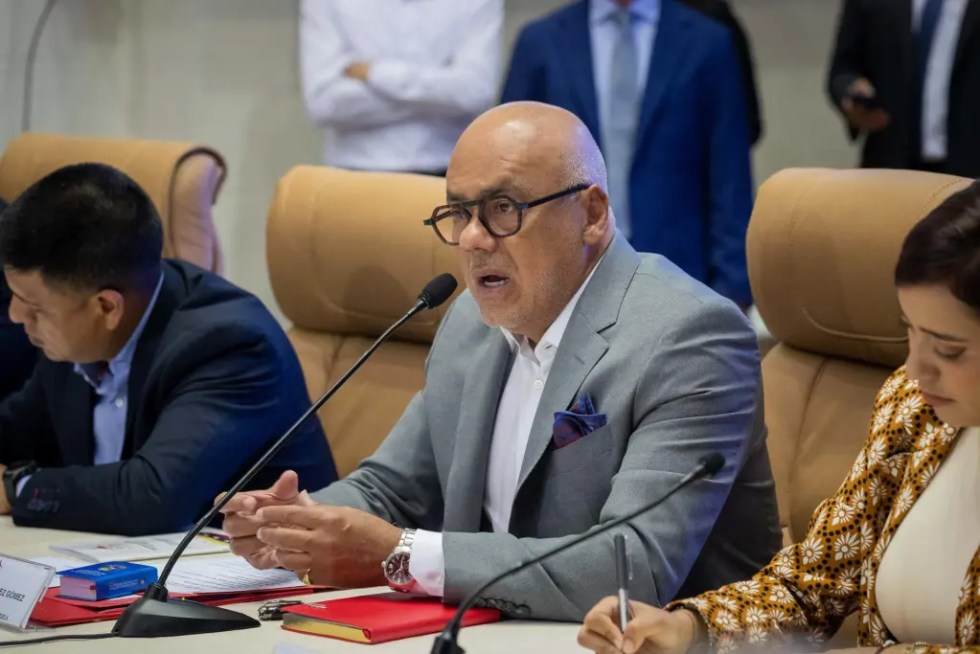 El presidente de la Asamblea Nacional, Jorge Rodríguez, participa en una reunión entre Asamblea Nacional con representantes de partidos políticos hoy, en Caracas (Venezuela). EFE/Rayner Peña R.