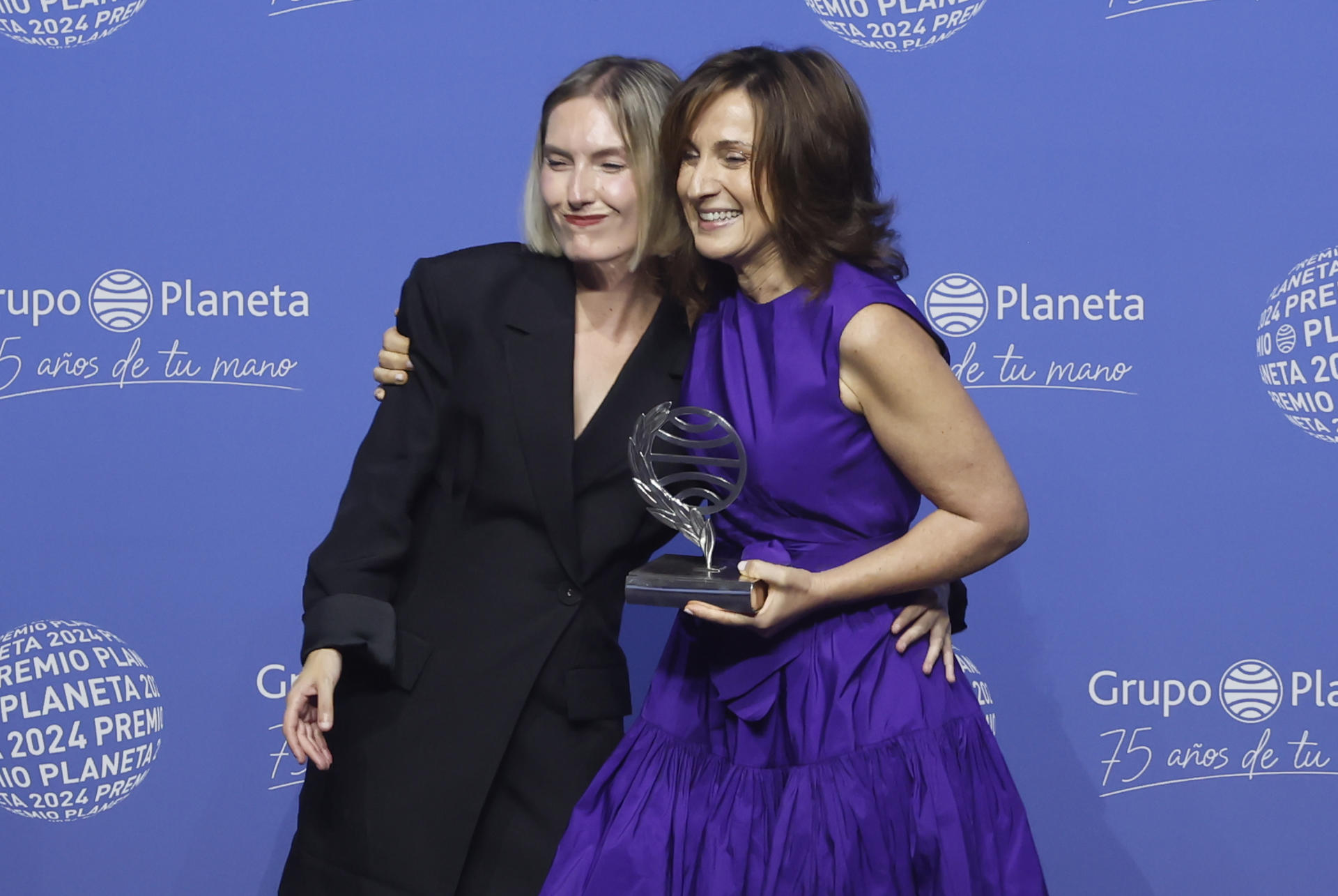 La escritora Paloma Sánchez-Garnica (d), ganadora del 73º Premio Planeta con la novela 'Victoria', y la finalista Beatriz Serrano, con la novela 'Fuego en la garganta', posan durante el acto celebrado este martes en Barcelona. EFE/Andreu Dalmau