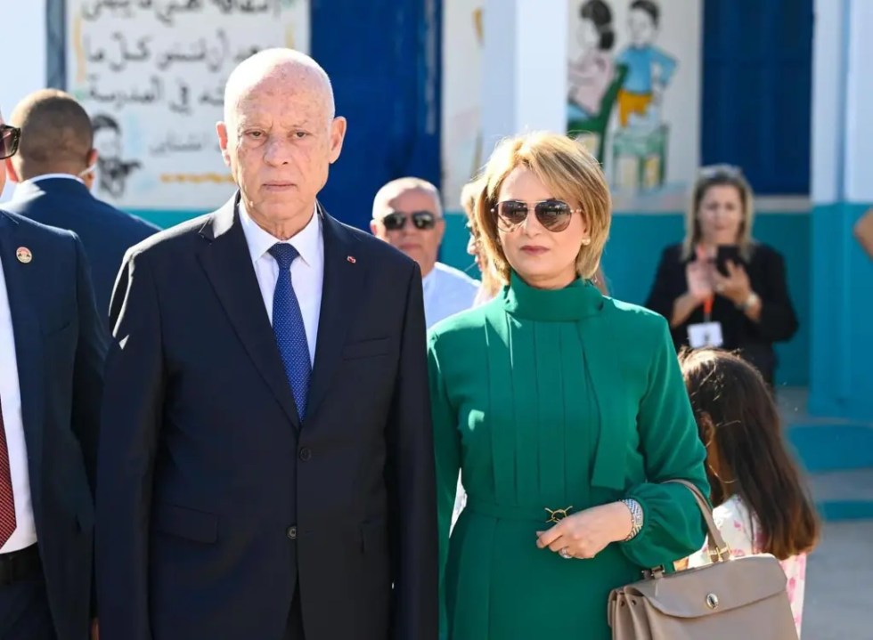 Kais Saied con su esposa Ichraf Chebil saliendo tras votar en un colegio electoral durante las elecciones presidenciales en Túnez.