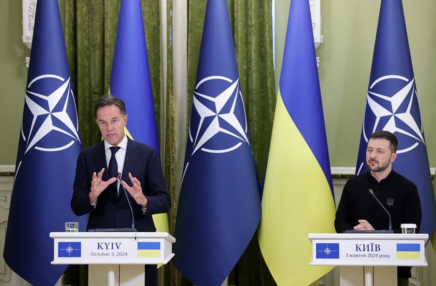 El secretario general de la OTAN, Mark Rutte (I) y el presidente ucraniano, Volodimir Zelenski, en una rueda de prensa en Kiev