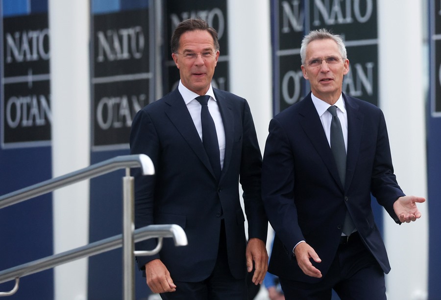 Mark Rutte (L) and Jens Stoltenberg