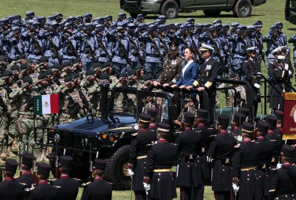 #FOTOS Fuerzas Armadas muestran respeto, subordinación y lealtad a Claudia Sheinbaum - salutacion-ffaa-1024x692