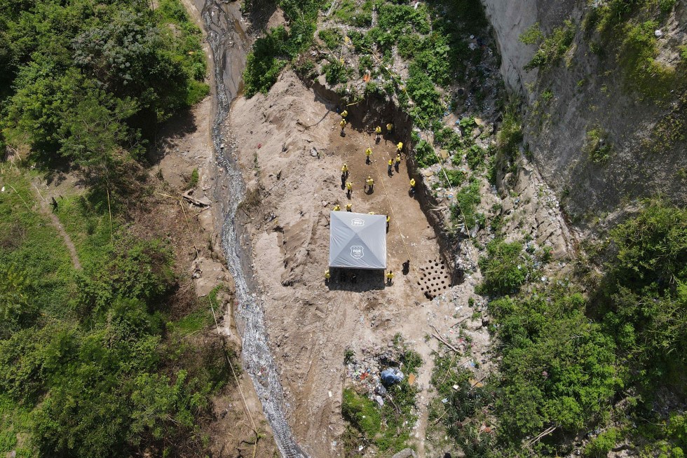 Fotografía del 4 de octubre de 2024 un área donde se realiza la excavación de fosas clandestinas de pandillas en Tonacatepeque (El Salvador). EFE/ Vladimir Chicas