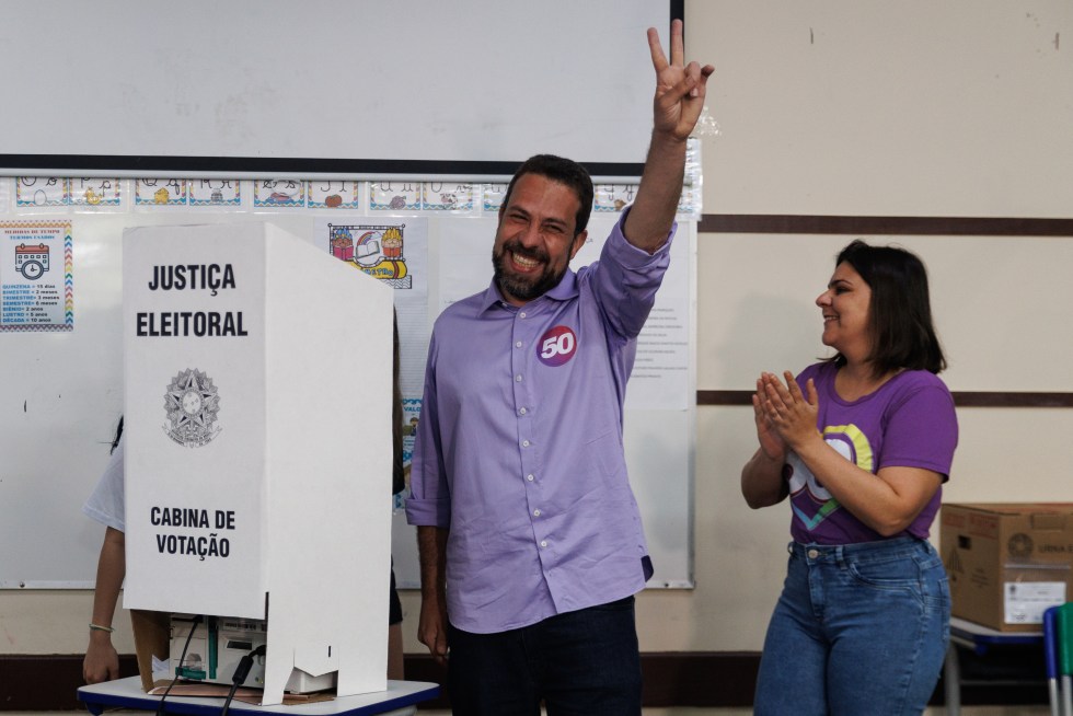 El progresista Guilherme Boulos, candidato apoyado por el presidente brasileño, Luiz Inácio Lula da Silva, en las elecciones municipales de São Paulo, vota este domingo 6 de octubre en el CEU del barrio de Campo Limpo, en la ciudad de São Paulo (Brasil). EFE/ Isaac Fontana