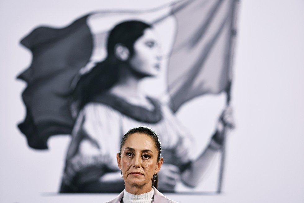 La presidenta de México, Claudia Sheinbaum, habla este viernes durante su conferencia de prensa matutina en Palacio Nacional de la Ciudad de México (México). EFE/ Sáshenka Gutiérrez