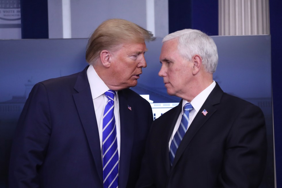 El expresidente de EE.UU. Donald Trump (i), junto a su exvicepresidente, Mike Pence (d), en una fotografía de archivo. EFE/Michael Reynolds/Pool