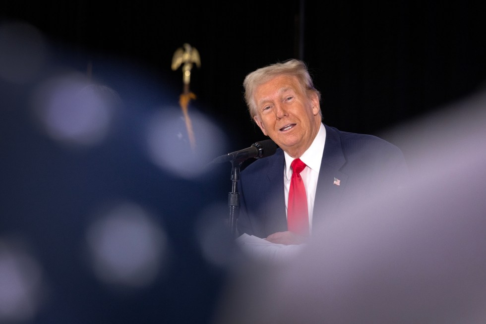 El expresidente de EE.UU. Donald Trump durante un evento de su campaña a la Presidencia con latinos en Miami, este 22 de octubre de 2024. EFE/Cristóbal Herrera