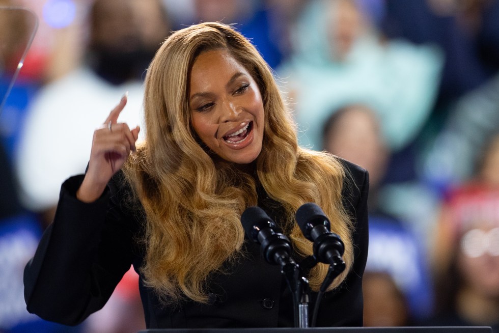 La cantante estadounidense Beyoncé, durante un acto de campaña de la vicepresidenta de EE.UU., Kamala Harris, el 25 de octubre de 2024. EFE/Carlos Ramírez