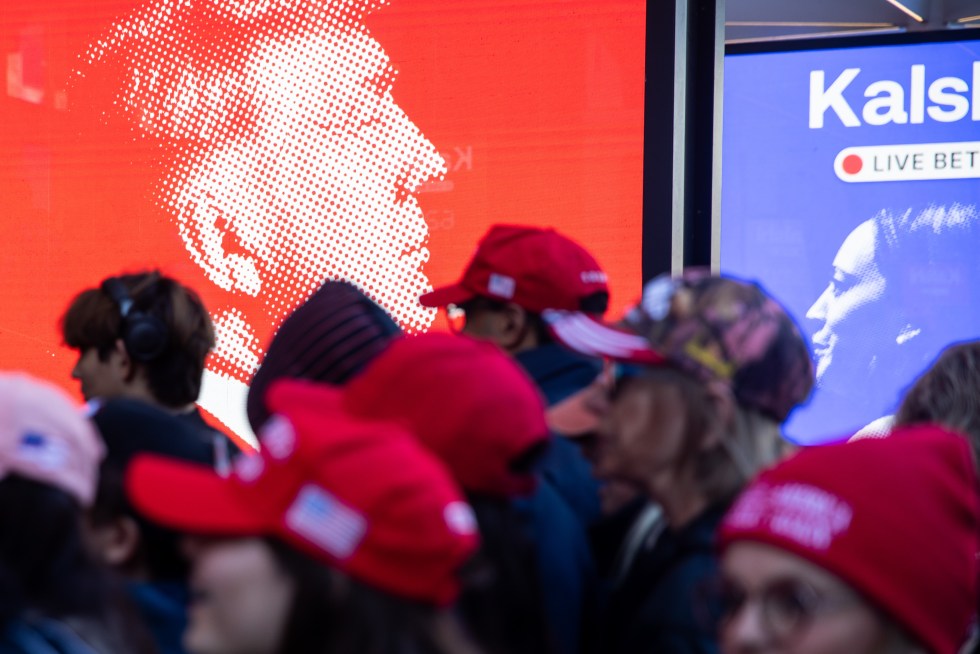 Personas que apoyan al expresidente de EE.UU. Donald Trump asisten a un acto de campaña, este 27 de octubre de 2024, en Nueva York. EFE/Julius Constantine Motal