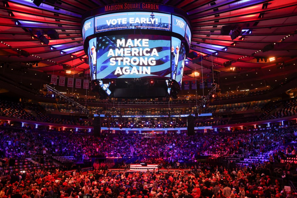 Personas que apoyan al expresidente de EE.UU. Donald Trump asisten a un acto de campaña, este 27 de octubre de 2024, en Nueva York. EFE/Sarah Yenesel