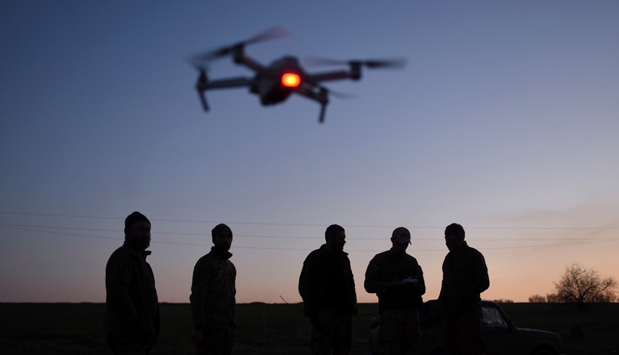 Soldados ucranianos manejan un dron en Lugansk