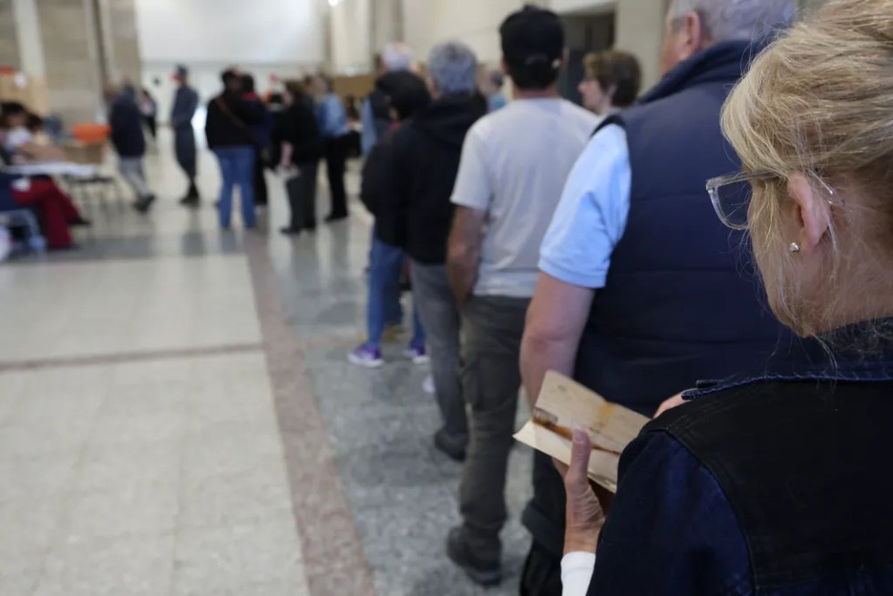 Personas acuden a los centros de votación para las elecciones presidenciales y parlamentarias que Uruguay, este 27 de octubre de 2024, en Montevideo. EFE/Armando Sartorotti