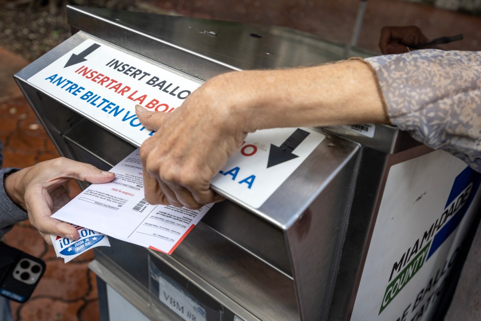 Vista de una persona que ejerce su derecho al voto anticipado para las elecciones a la Presidencia de EE.UU., el 21 de octubre de 2024. EFE/Cristóbal Herrera