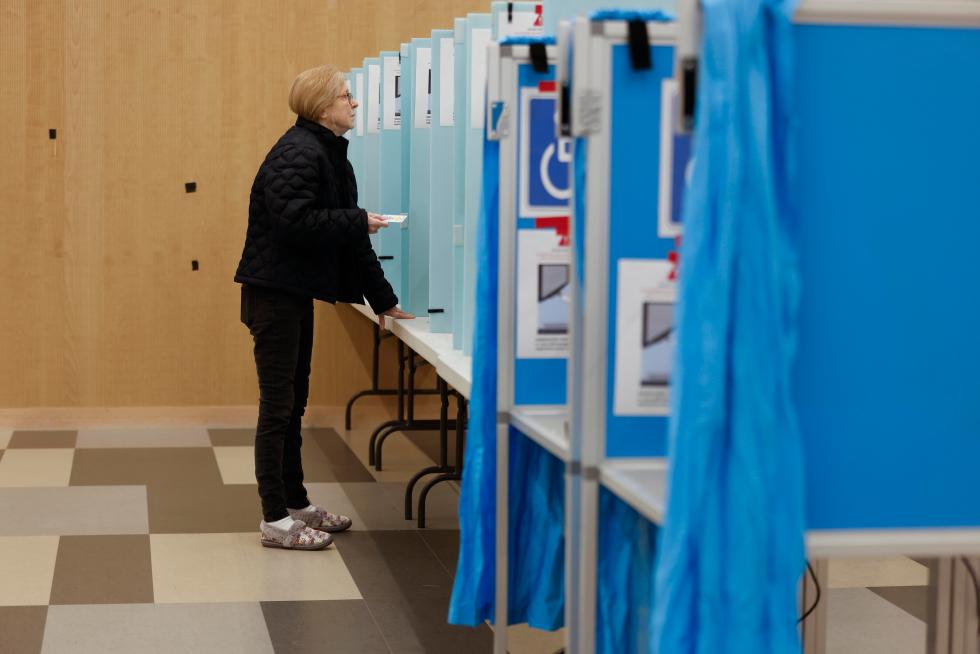 Vista de una persona que participa en unas elecciones de Estados Unidos, en una fotografía de archivo. EFE/Caroline Brehman